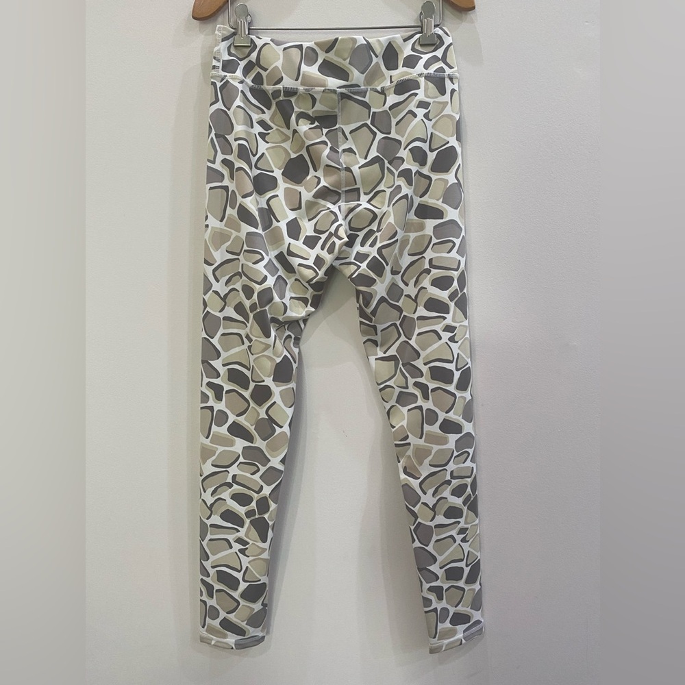 J. McLaughlin Cobblestone Geo Leggings in Off White and Gray - Picture 2 of 3